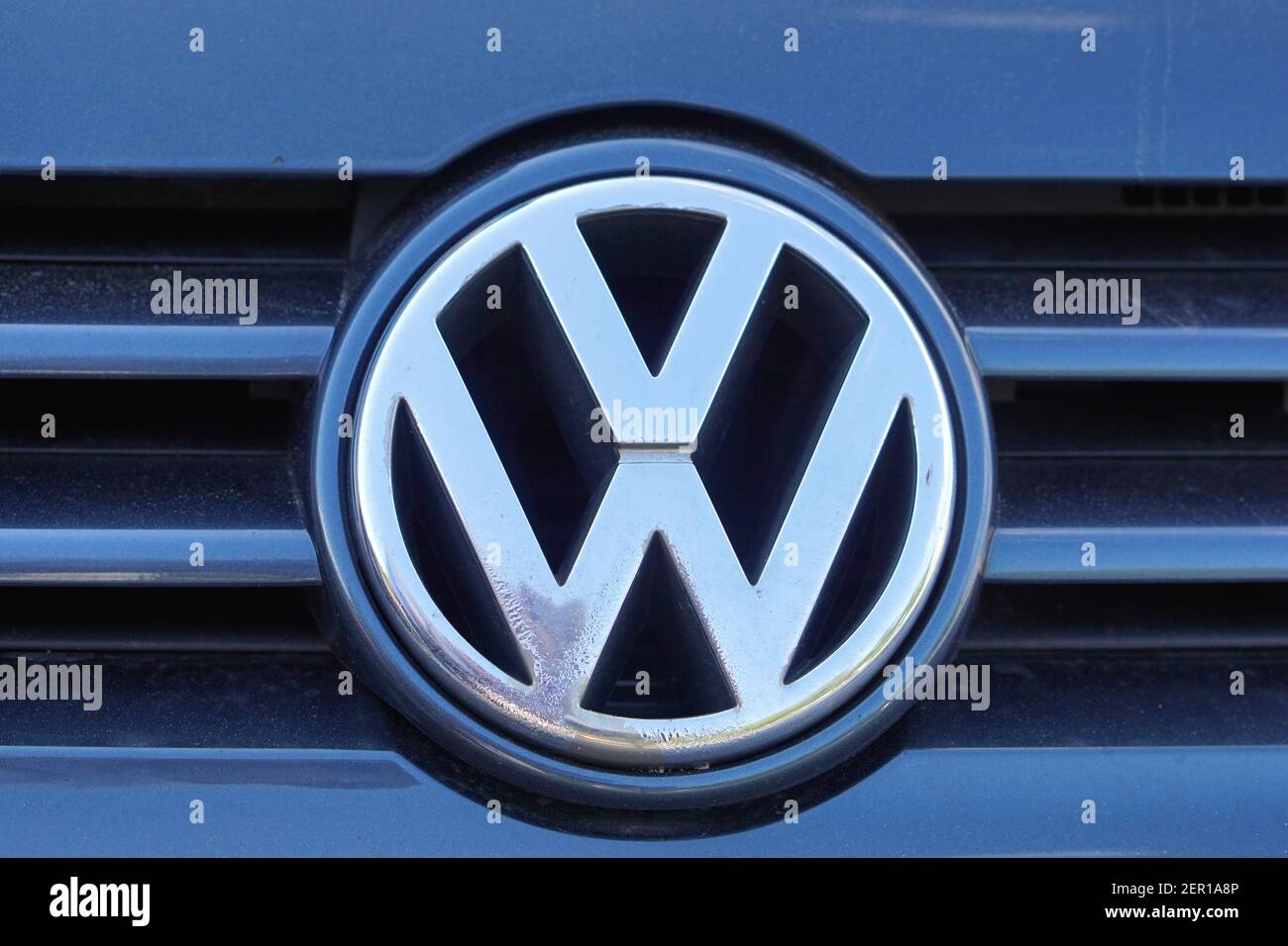 Belgrad, Serbien - 13. August 2016: Berühmte VW Volkswagen Zeichen deutschen Automobilhersteller vor dem Fahrzeug. Stockfoto