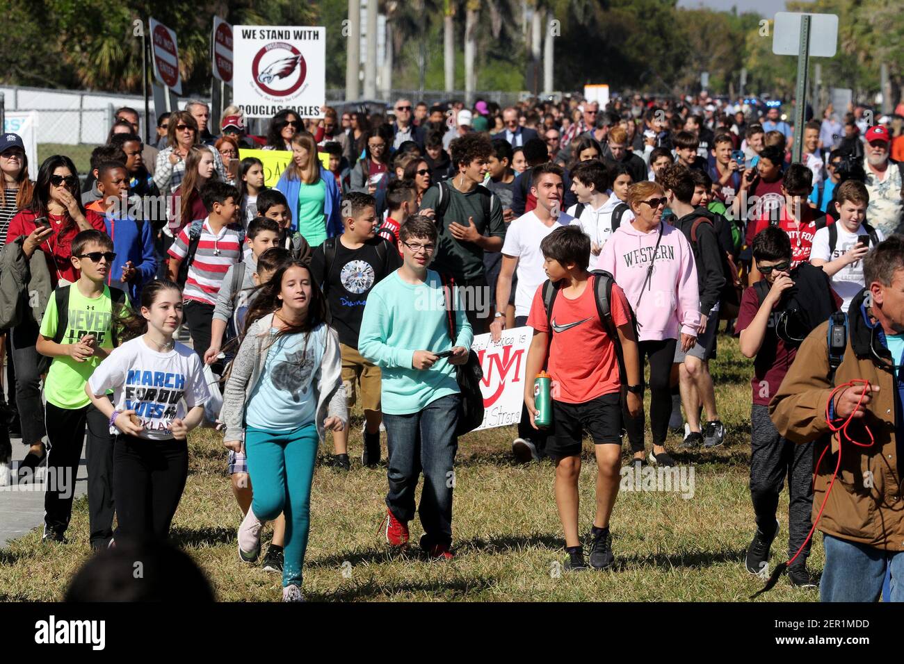 Schüler der Westglades Middle School neben der Marjory Stoneman Douglas ...