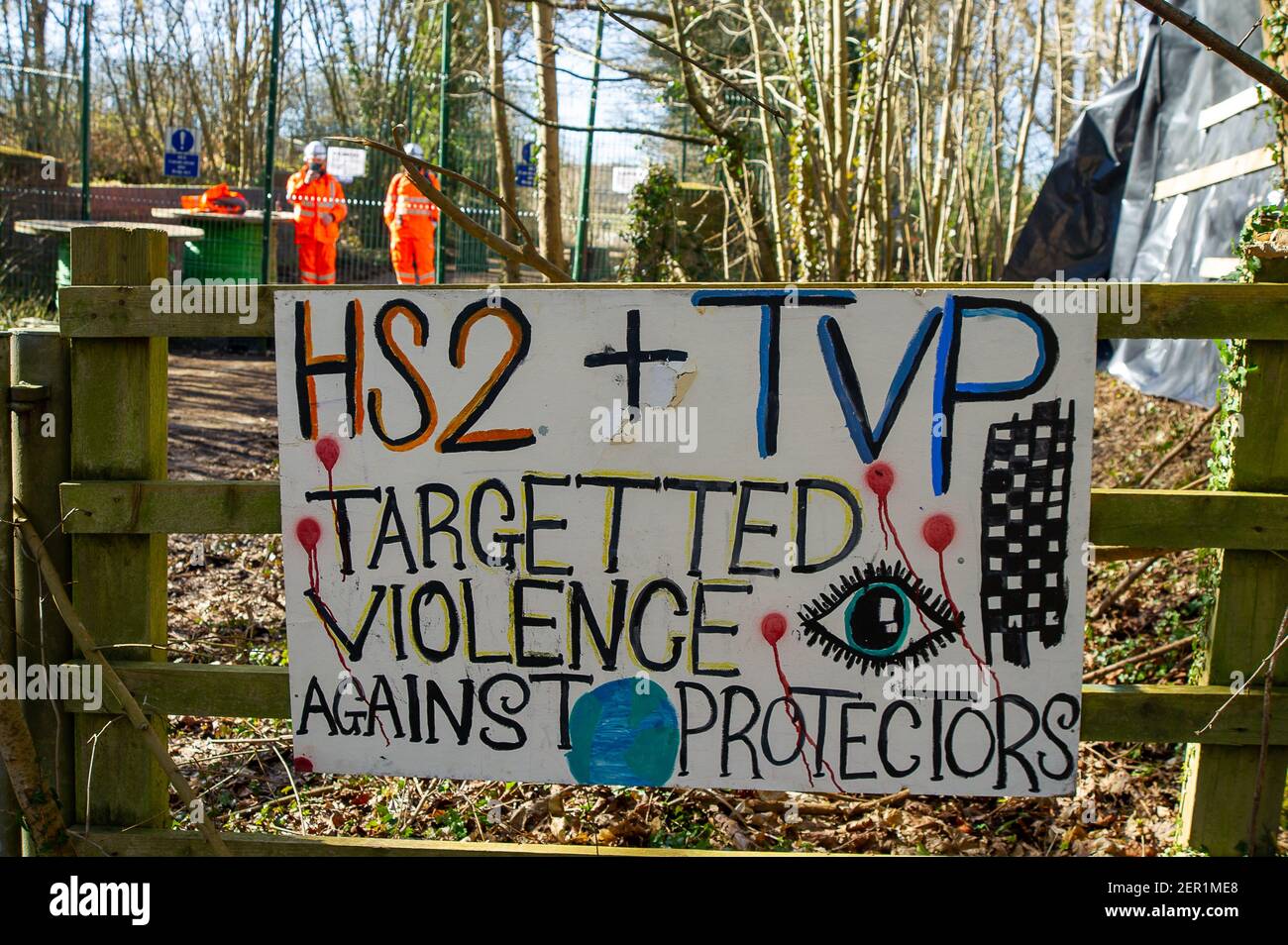 Aylesbury, Buckinghamshire, Großbritannien. 26th. Februar 2021. Eine Botschaft an HS2 und die Thames Valley Police. Nach der teilweisen Räumung von HS2 Anti-HS2-Demonstranten aus dem Poor's Piece im Turm Claydon in dieser Woche, wurde eine Reihe von Demonstranten angeblich gewaltsam von Gerichtsvollziehern angegriffen, die für HS2 arbeiten. Die Wendover Active Resistance W.A.R gegen HS2 Lager in der Nähe von Wendover haben aus Protest gegen die Brutalität weitere Schilder außerhalb ihres Lagers angebracht. Ein Protestler erhielt Gesichtsverletzungen und ein anderer hatte eine Nasenverletzung. HS2 Ltd hat die Vollstreckungsagenten des National Evction Team eingesetzt, um die Zwangsräumungen durchzuführen. Stockfoto