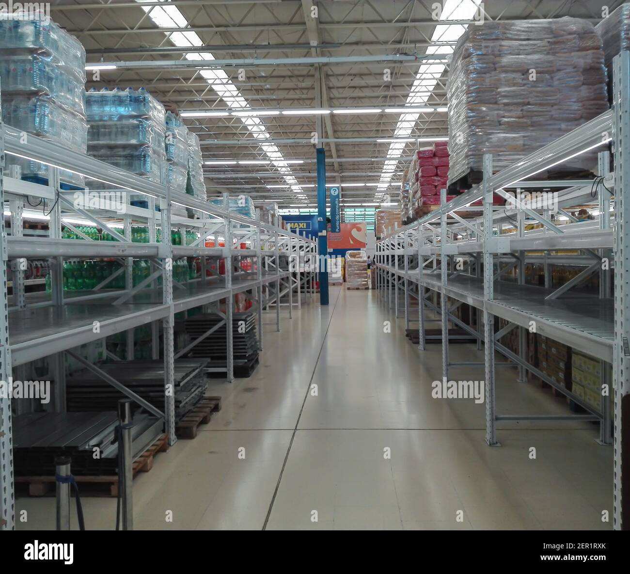 Supermarkt ohne Menschen während Coronavirus. Stockfoto
