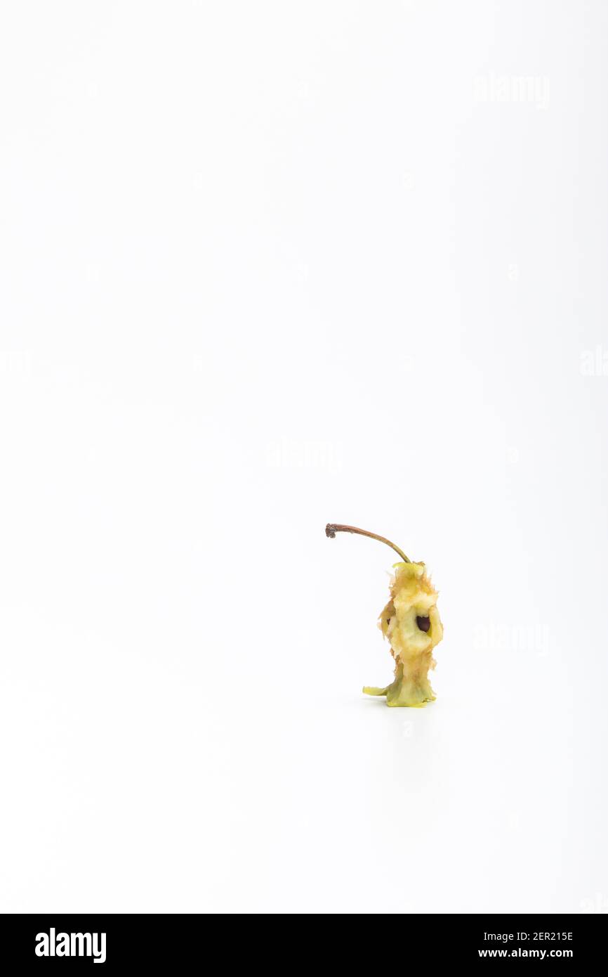 Apfelstub auf weißem Hintergrund. Ein gefressen Apfelkern isoliert auf weißem Hintergrund. Stockfoto