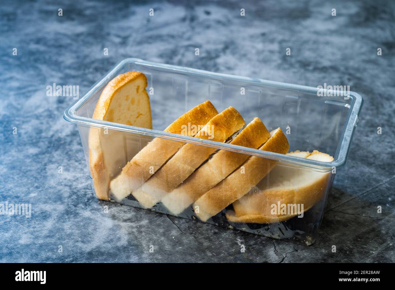 Nehmen Sie glutenfreie Brotscheiben in Plastikbox Behälter oder Paket. Zum Verkauf nehmen. Bereit zum Essen. Stockfoto