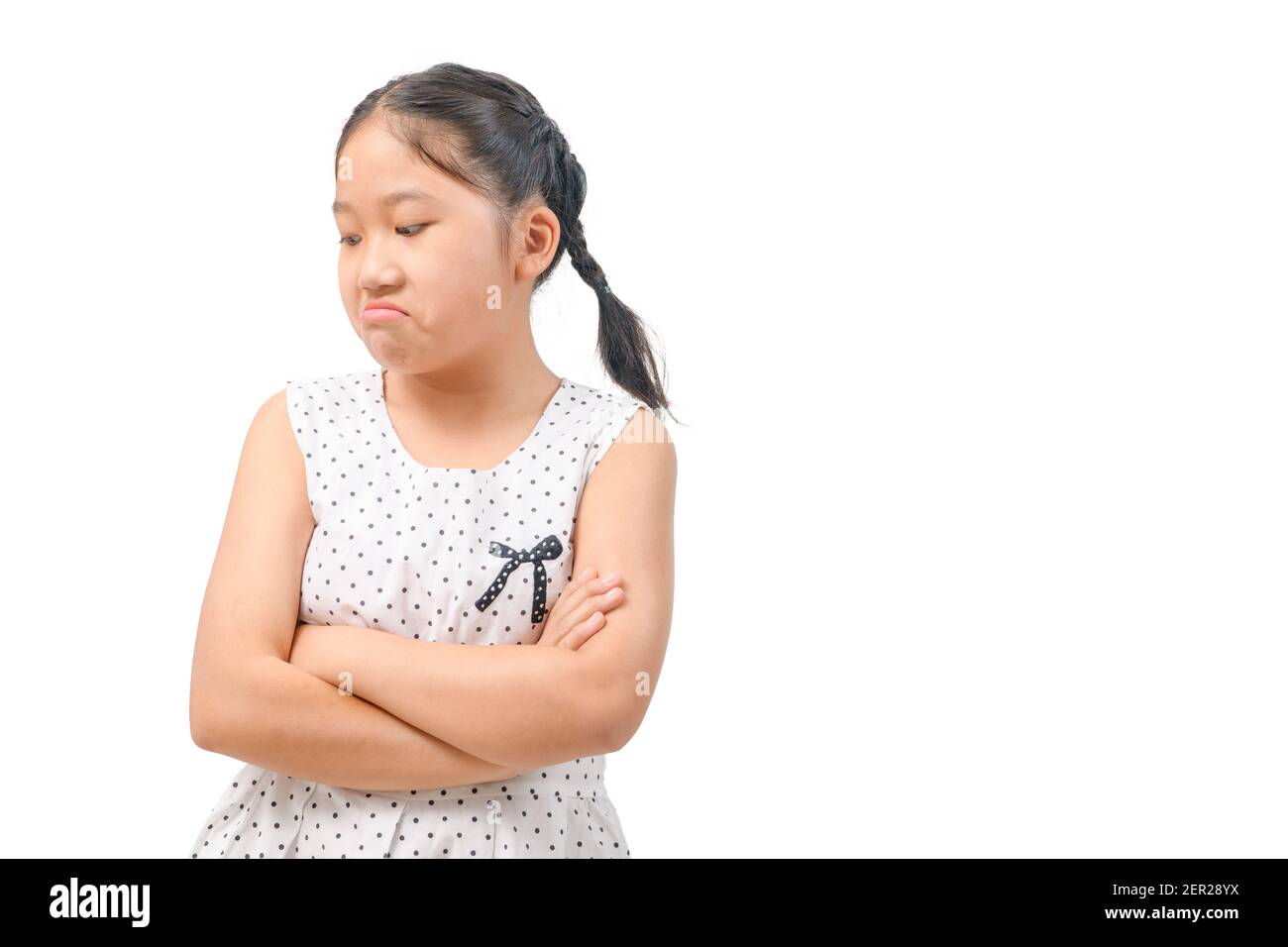 Kid asiatischen Mädchen Gesichtsausdruck Neid, Eifersucht isoliert weißer Hintergrund negativen menschlichen Emotionen Mimik, Körpersprache Stockfoto