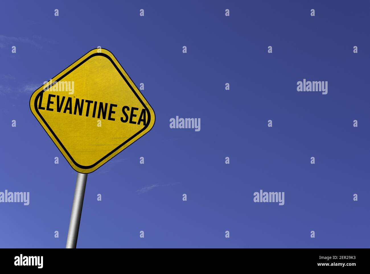 Levantine Sea - gelbes Schild mit blauem Himmel Hintergrund Stockfoto