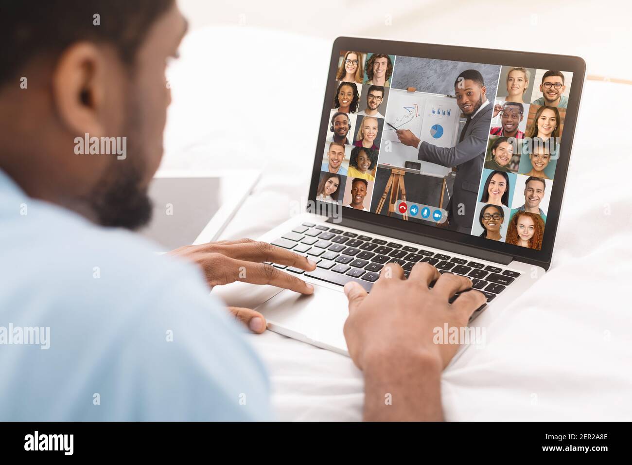 Online-Schulungen. Black Man Watching Web Konferenz Mit Gruppe Von Geschäftsleuten Stockfoto