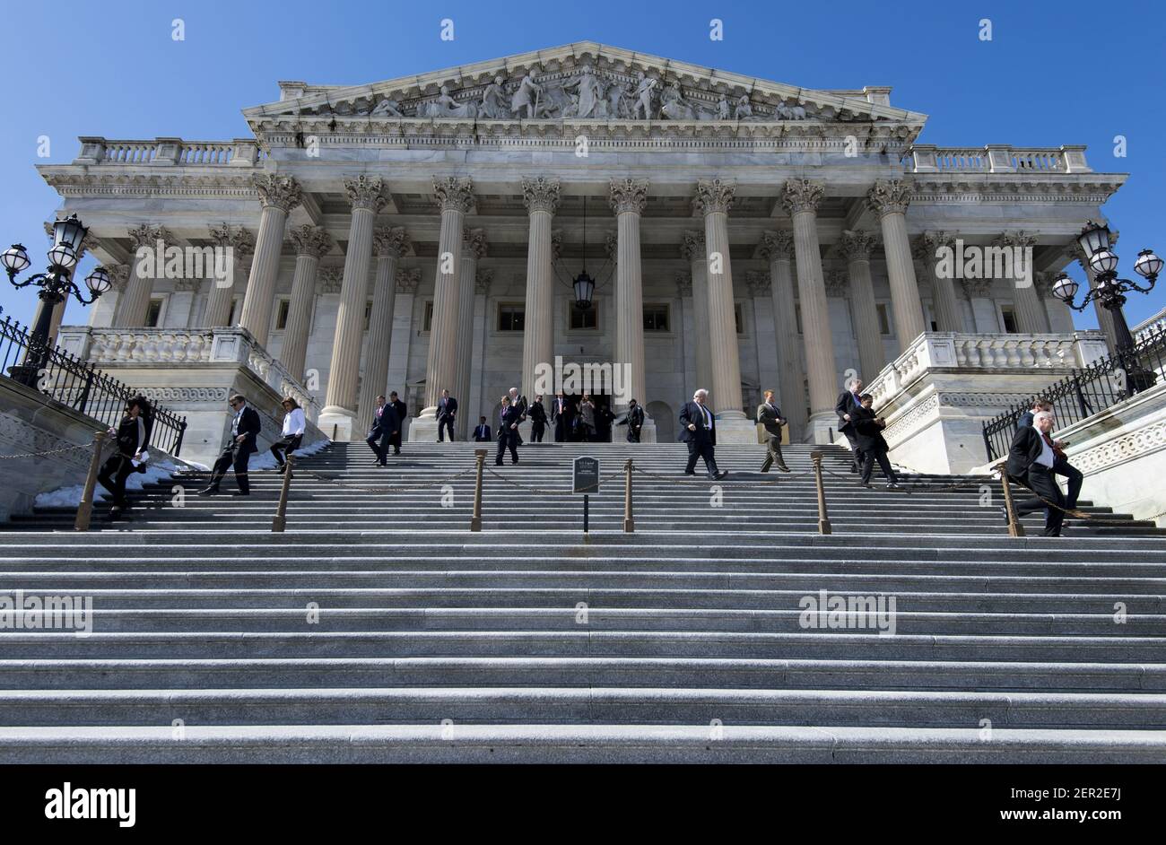USA - 22. MÄRZ: Mitglieder des Kongresses verlassen das Kapitol über die Treppe des Repräsentantenhauses nach der Schlussabstimmung der Woche am Donnerstag, 22. März 2018. Der Kongress ging nach Hause für die zweiwöchige Osterpause, nachdem er die Omnibus-Rechnung verabschiedet hatte. (Foto von Bill Clark/CQ Roll Call) Stockfoto