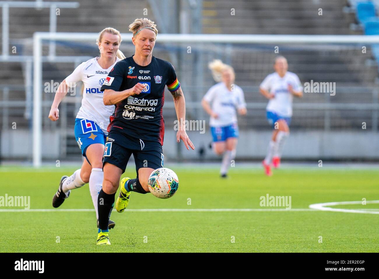 Norrkoping, Schweden. Februar 2021, 28th. Nilla Fischer (#5 Linkoping) gejagt von Lovisa Gustafsson (#15 Norrkoping) während des schwedischen Cup-Spiels zwischen Norrkoping und Linkoping in der Platinumcars Arena in Norrkoping, Schweden Credit: SPP Sport Press Photo. /Alamy Live Nachrichten Stockfoto