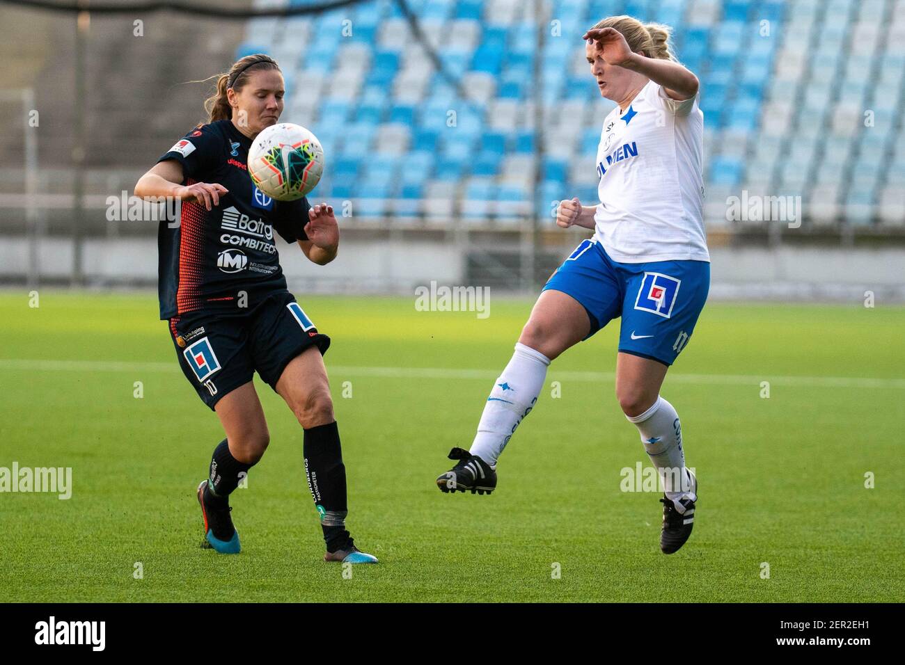 Norrkoping, Schweden. Februar 2021, 28th. Selma Berggren (#2 Norrkoping) und Emma Lennartsson (#10 Linkoping) im schwedischen Cup-Spiel zwischen Norrkoping und Linkoping in der Platinumcars Arena in Norrkoping, Schweden Credit: SPP Sport Press Photo. /Alamy Live Nachrichten Stockfoto