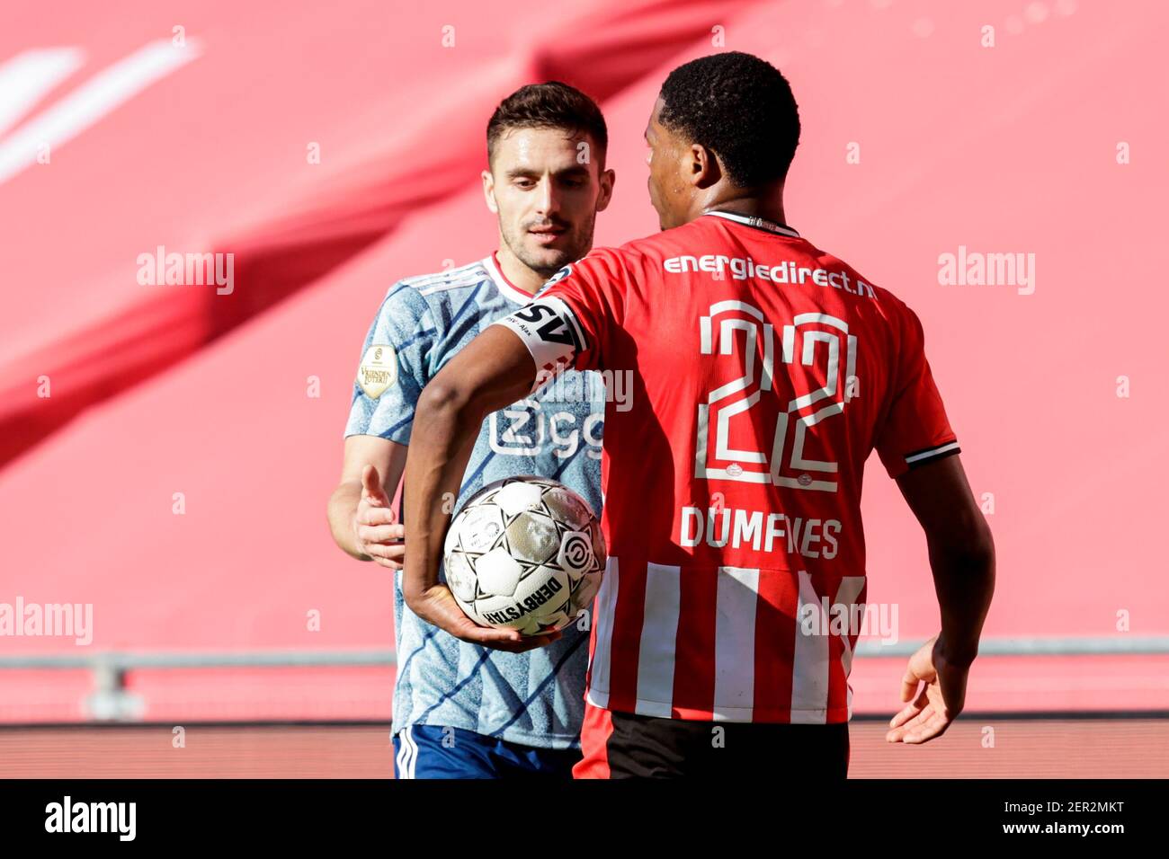 EINDHOVEN, NIEDERLANDE - FEBRUAR 28: Dusan Tadic von Ajax von Denzel Dumfries vom PSV während des niederländischen Eredivisie-Spiels zwischen PSV und Ajax bei Philips Stockfoto