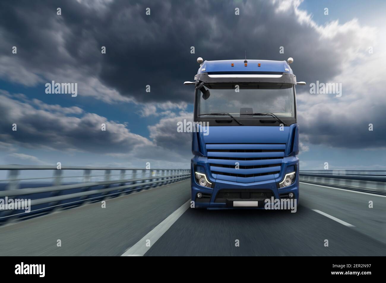 LKW fährt auf der Autobahn vor dem Hintergrund des Dramatischer Himmel Stockfoto