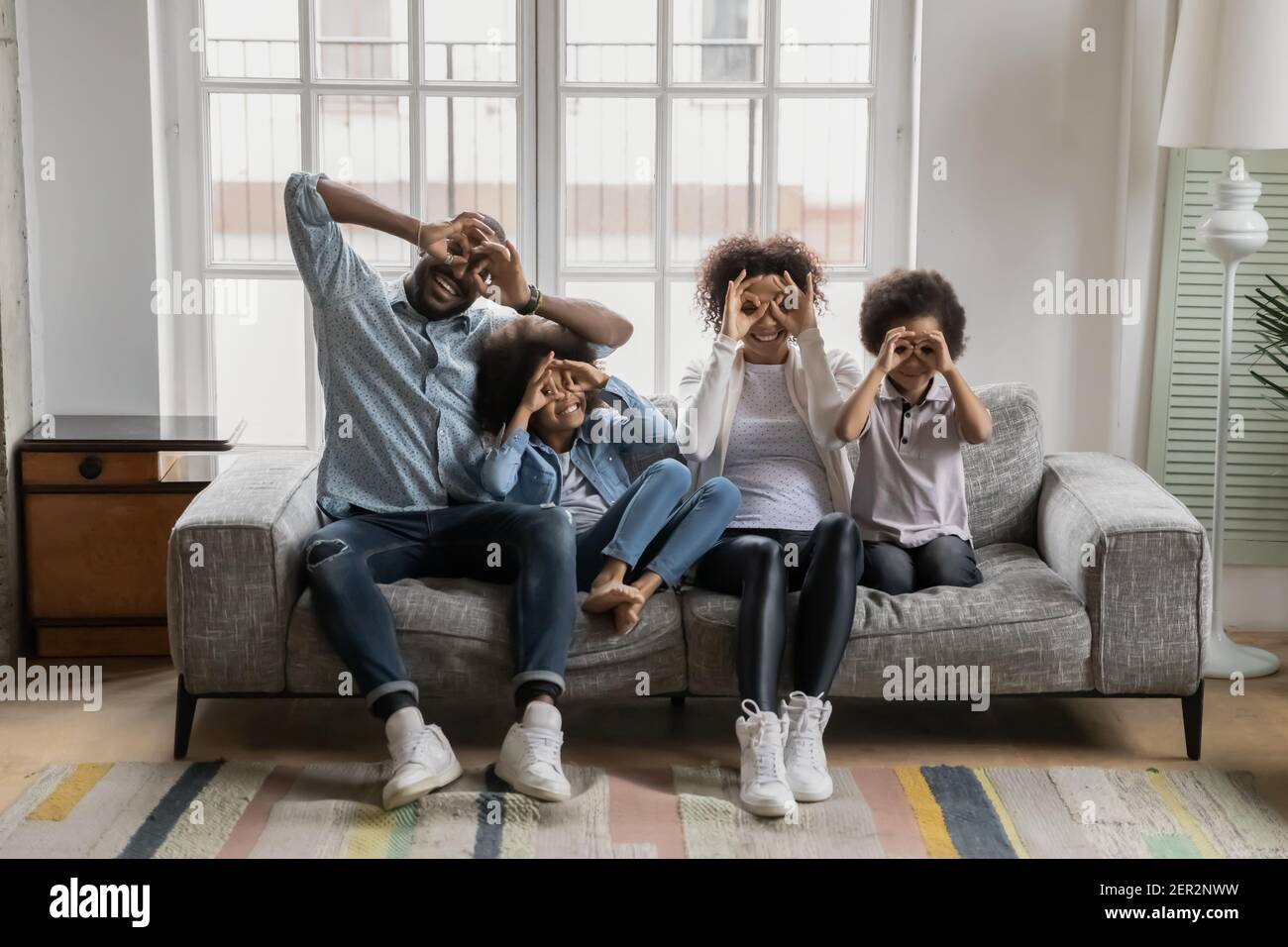 Portrait von glücklichen Millennial schwarzen Paar und Kinder Spaß haben Stockfoto