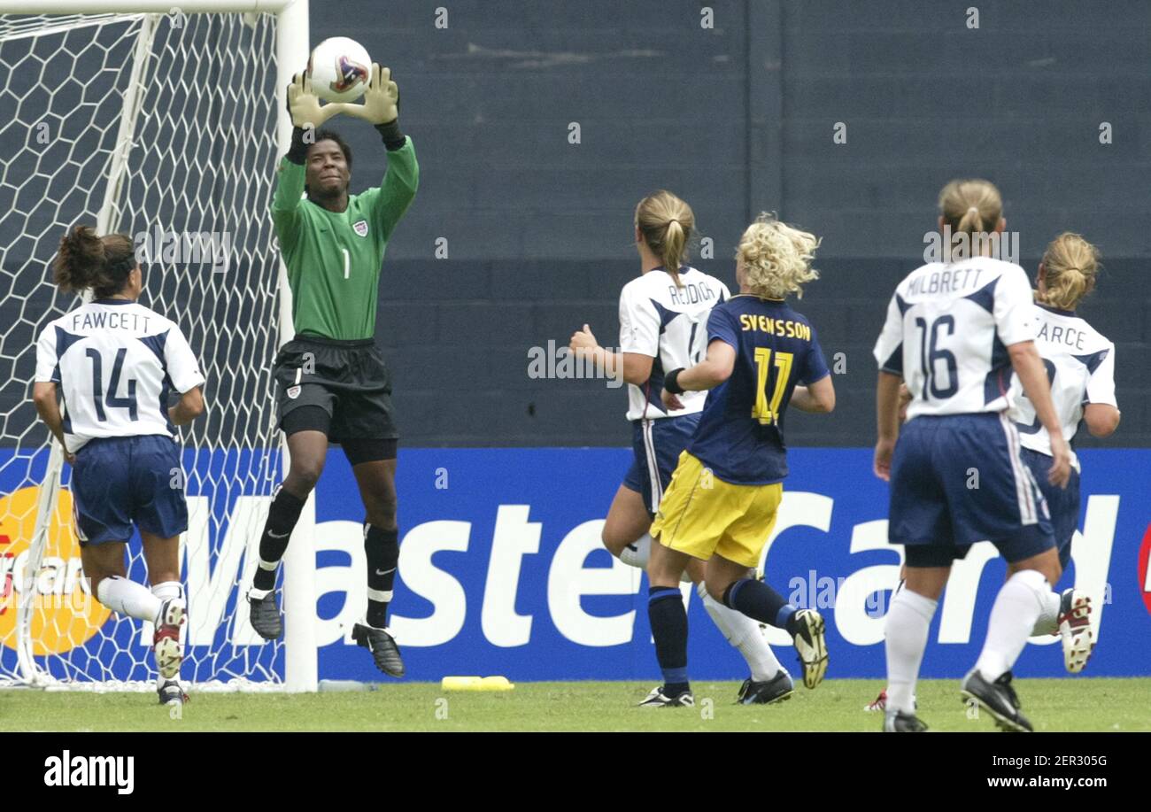 Briana Scurry der Vereinigten Staaten (U1) während eines FIFA Frauen-WM-Spiels 2003 zwischen den Vereinigten Staaten und Schweden, am 21. September 2003, in RFK Stockfoto