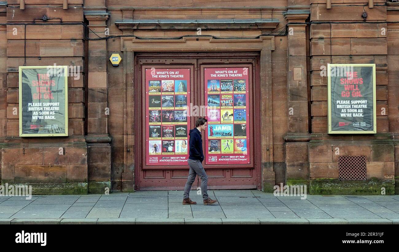 Glasgow, Schottland, Großbritannien, 28th. Februar 2021, Lockdown Sonntag sah das Kings Theater seine hoffnungsvollen Plakate für das britische Theater, das es irgendwann im leeren Stadtzentrum wieder öffnen wird. Credit Gerard Ferry/Alamy Live News Stockfoto