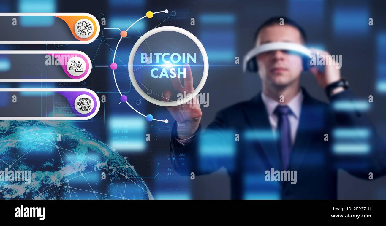 Business, Technologie, Internet und Netzwerkkonzept. Junger Geschäftsmann arbeitet auf einem virtuellen Bildschirm der Zukunft und sieht die Inschrift: Bitcoin Cash Stockfoto