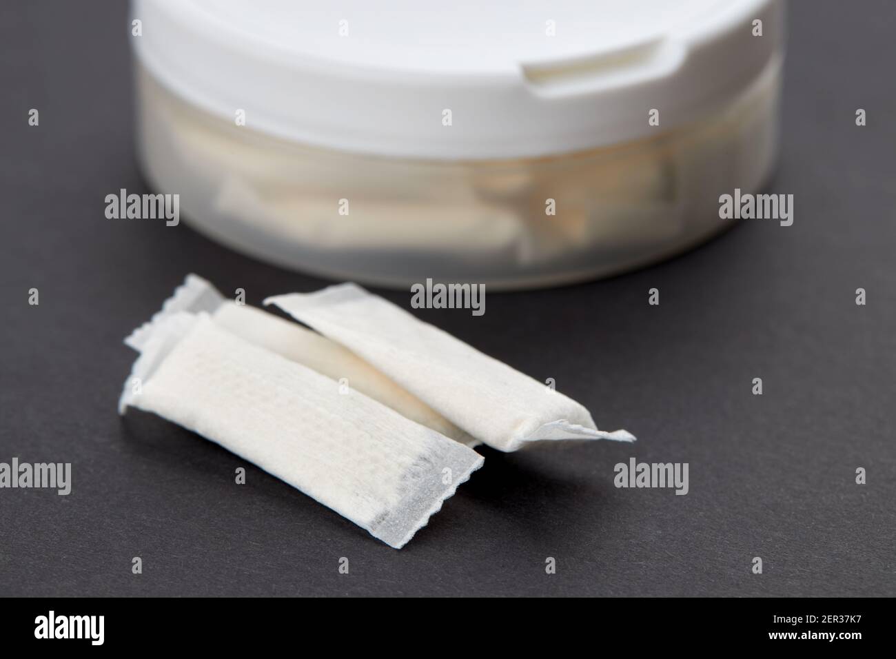 Snus Tabak Beutel Produkt über schwarzem Hintergrund. Copy Raum. Alternative Kauen Nikotin Rauchen Stockfoto