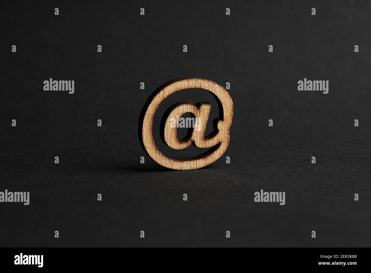 Business Kommunikation Mail Technologie Konzept. E-Mail-Symbol über dunklen launischen Hintergrund Stockfoto