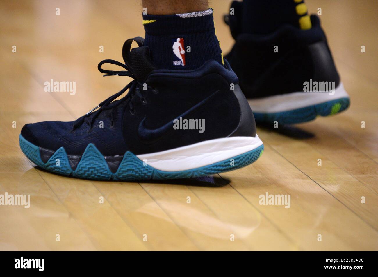 März 30 2018; Oklahoma City, OK, USA; Ein Bild der Schuhe, die von Denver  Nuggets Wache Devin Harris (34) in Aktion gegen den Oklahoma City Thunder  in der Chesapeake Energy Arena getragen