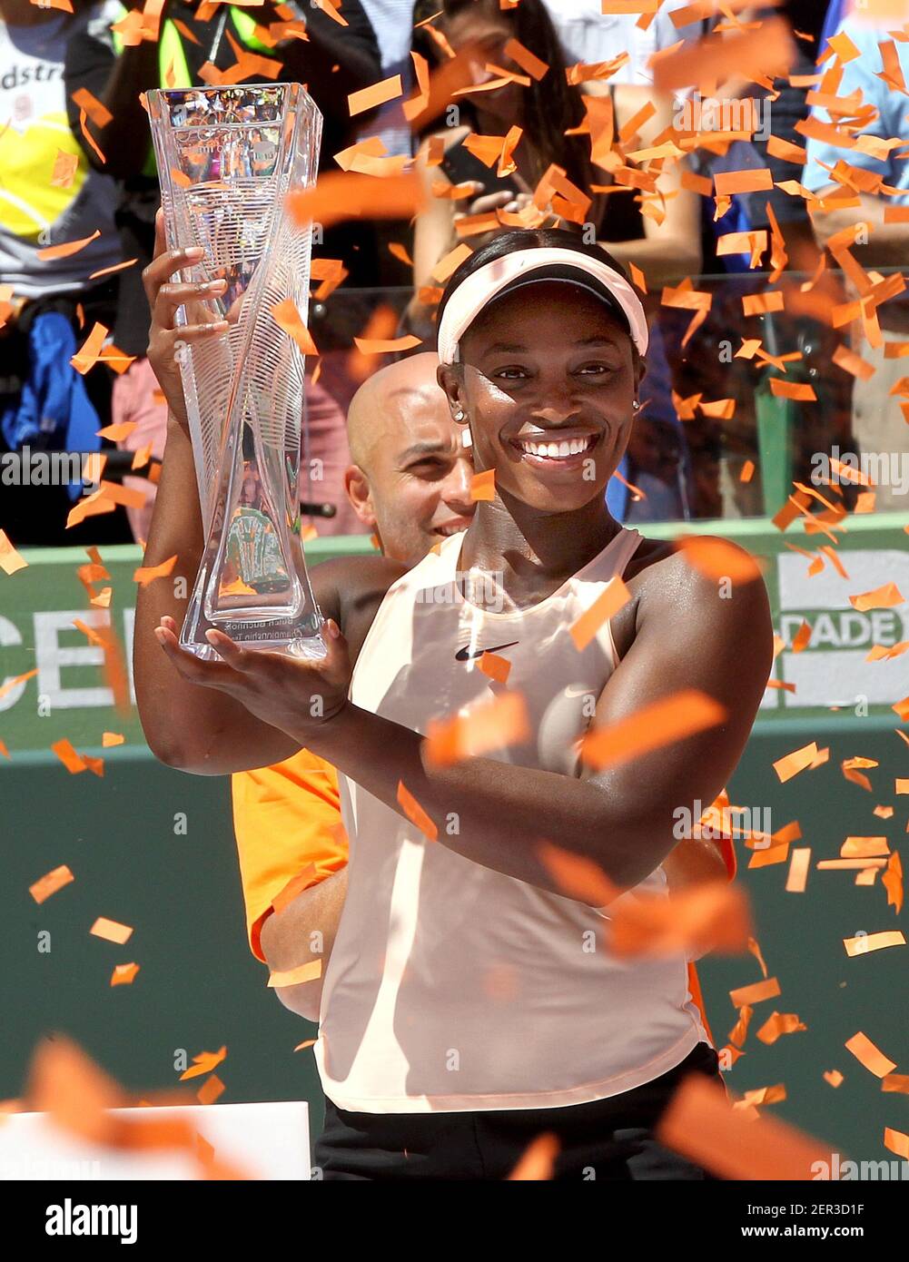 Sloan Stephens aus den Vereinigten Staaten hält ihre Trophäe, nachdem sie die lettische Jelena Ostapenko 7-6, 6-1 besiegt hat, um am Samstag, den 31. März 2018, die Miami Open im Crandon Park Tennis Center in Key Biscayne, Florida zu gewinnen. (Foto von Pedro Portal/El Nuevo Herald/TNS/Sipa USA) Stockfoto