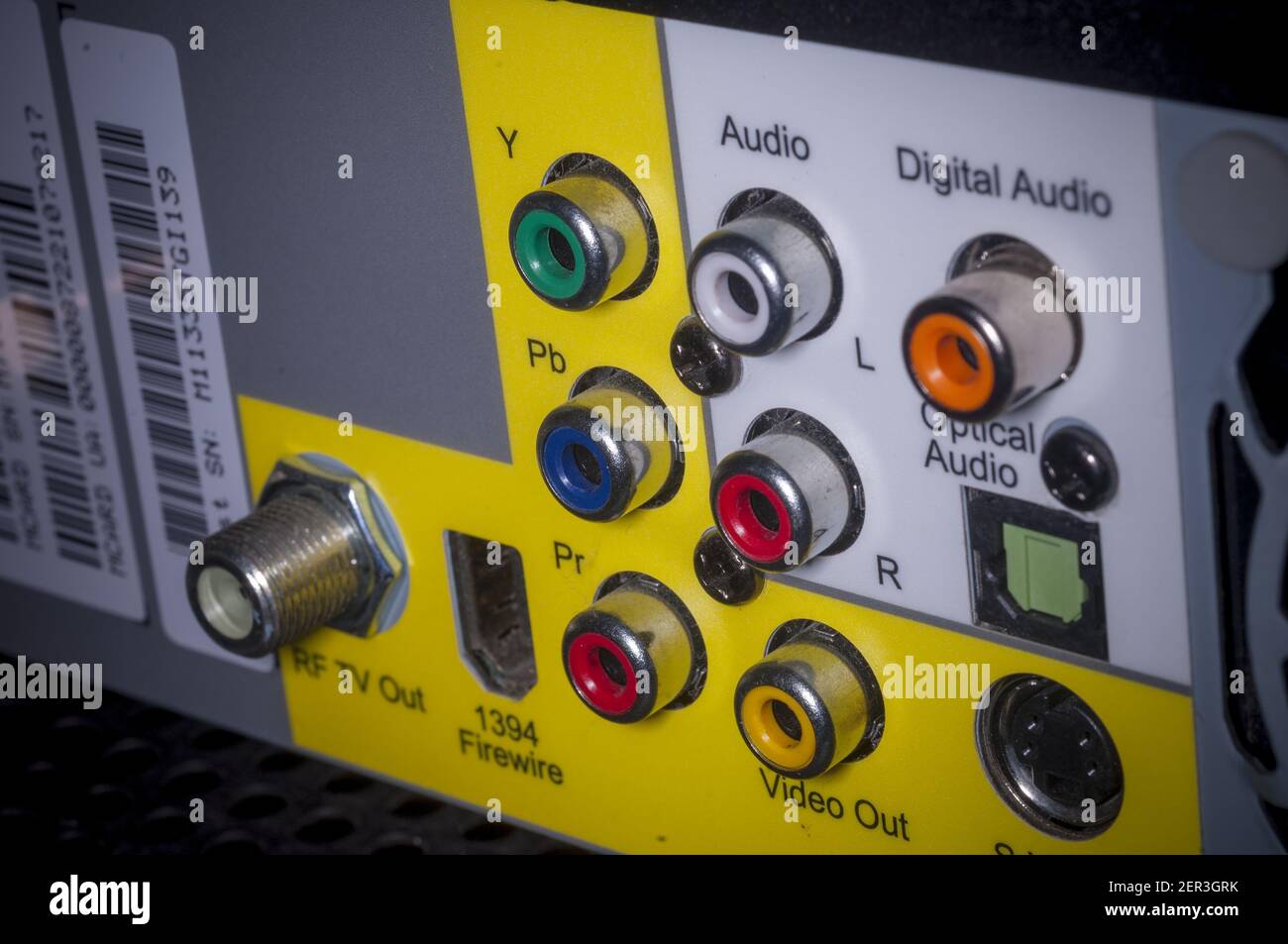 Die Rückseite einer Verizon Fios Set-Top-Box, die die verschiedenen Anschlüsse und Kabel in einem Haus in New York zeigt, ist am Montag, 2. April 2018 zu sehen. (ÂPhoto von Richard B. Levine) Stockfoto