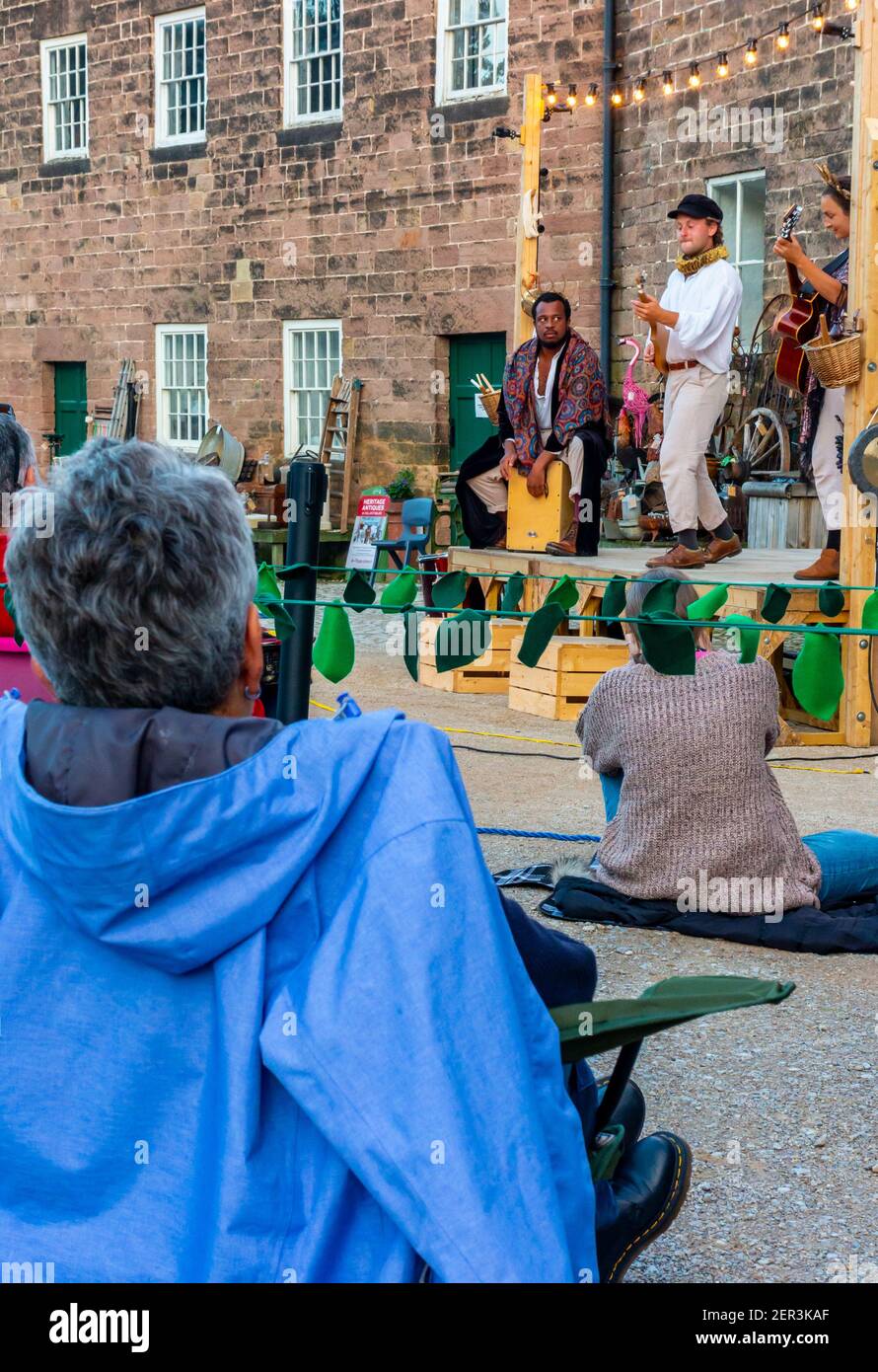 Sozial distanzierte Performance von Much Ado About Nothing by Three Inch Fools in Cromford Mill Derbyshire während der Coronavirus-Pandemie im August 2020 Stockfoto