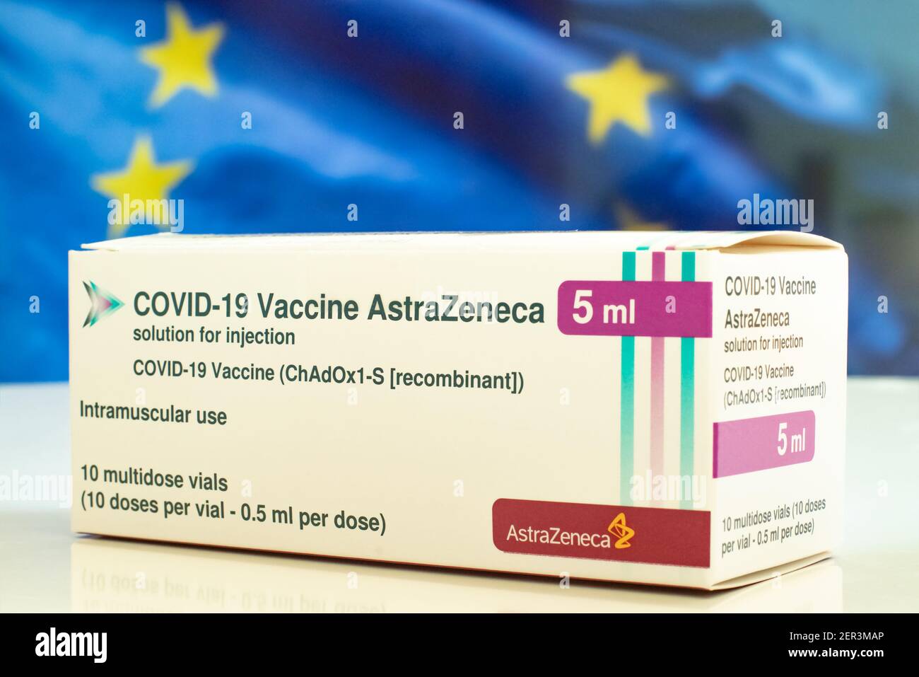 Impfstoff von AstraZeneca. Immunisierung COVID 19 Krankheit. Flagge der Europäischen Union. Weltweite Pandemieimpfung mit dem Astra Zeneca-Impfstoff Stockfoto