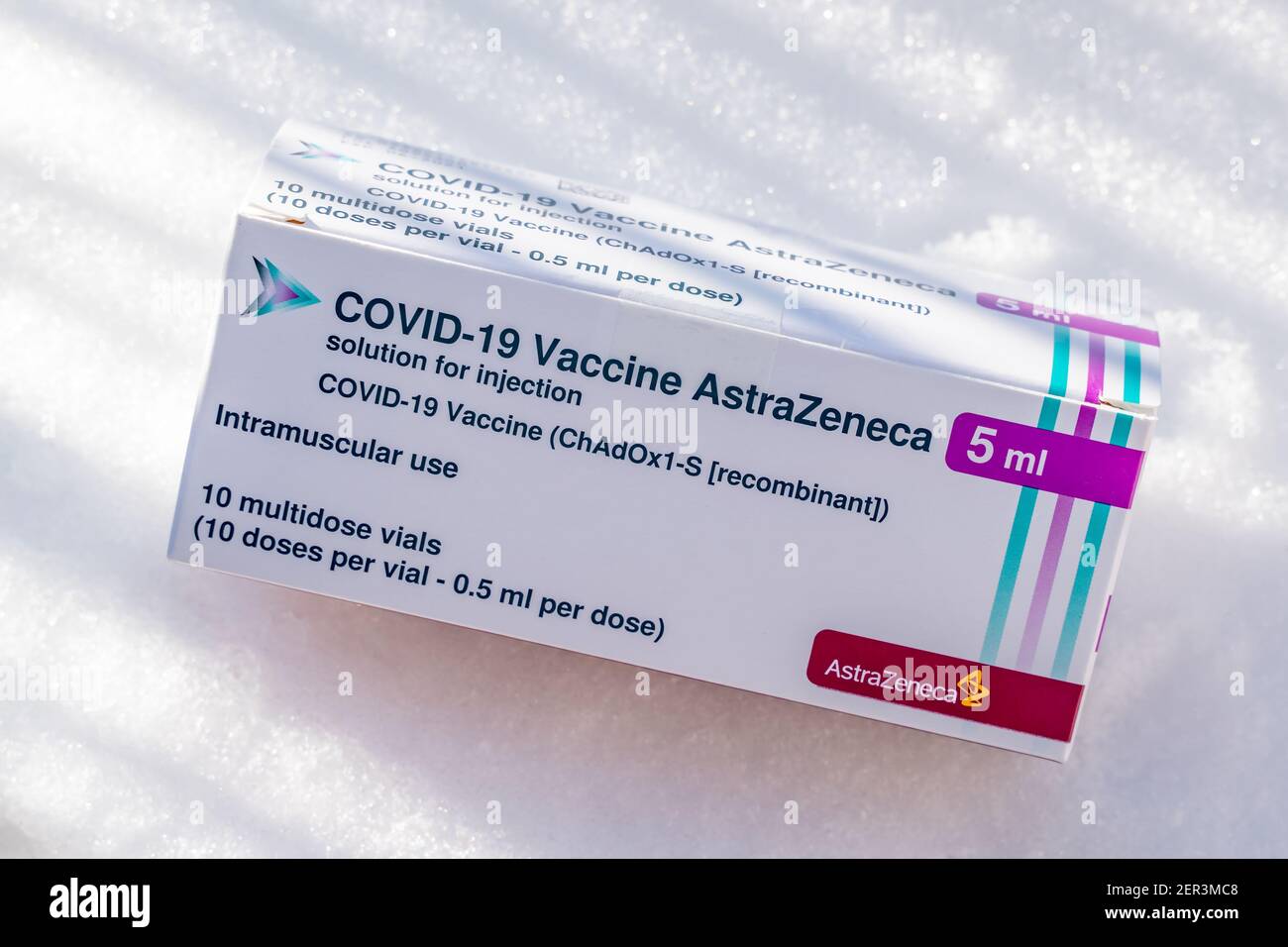 AstraZeneca Impfstoffbox auf Schnee. Der AstraZeneca Oxford-Impfstoff, auch bekannt als ChAdOx1 nCoV-19 oder AZD1222, ist ein viraler Vektor-Impfstoff zur Prävention von COVID-19 Stockfoto