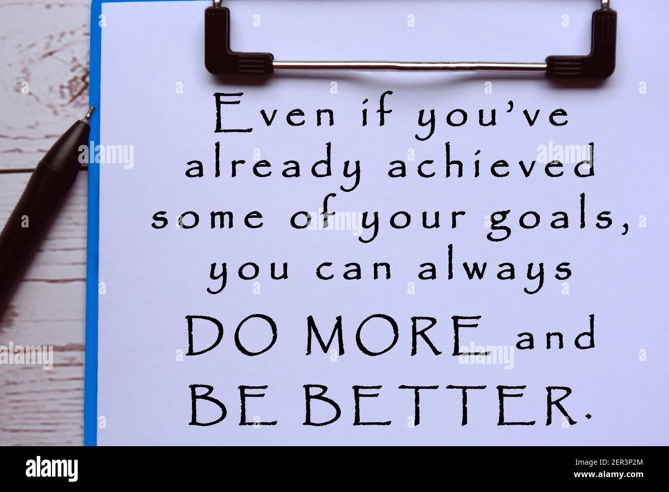 Motivierendes und inspirierendes Zitat auf blauem Clipboard mit Stift Stockfoto