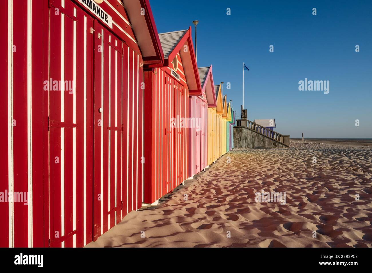 Bunte Strandhütten in Frankreich Stockfoto