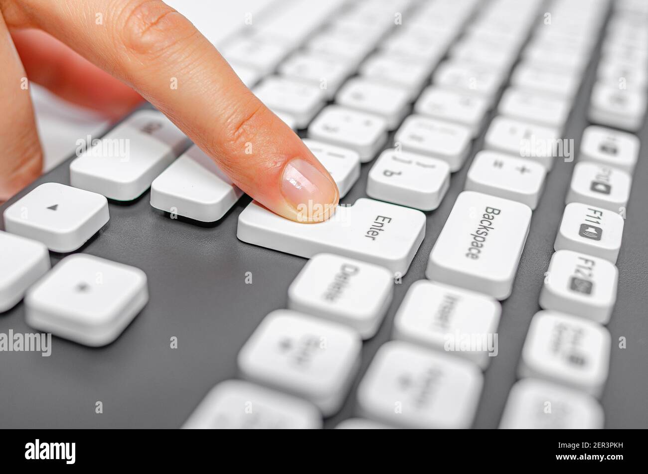 Weibliche Hände tippen auf einem Computer oder Laptop-Tastatur. Stockfoto
