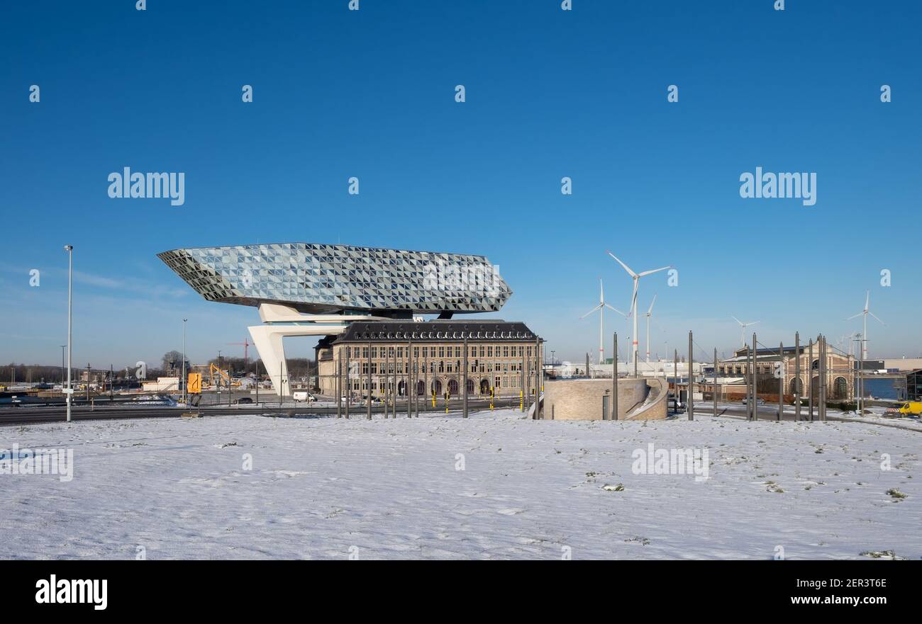 Antwerpens berühmtes modernes Hafenhaus an einem klaren Wintertag. Stockfoto
