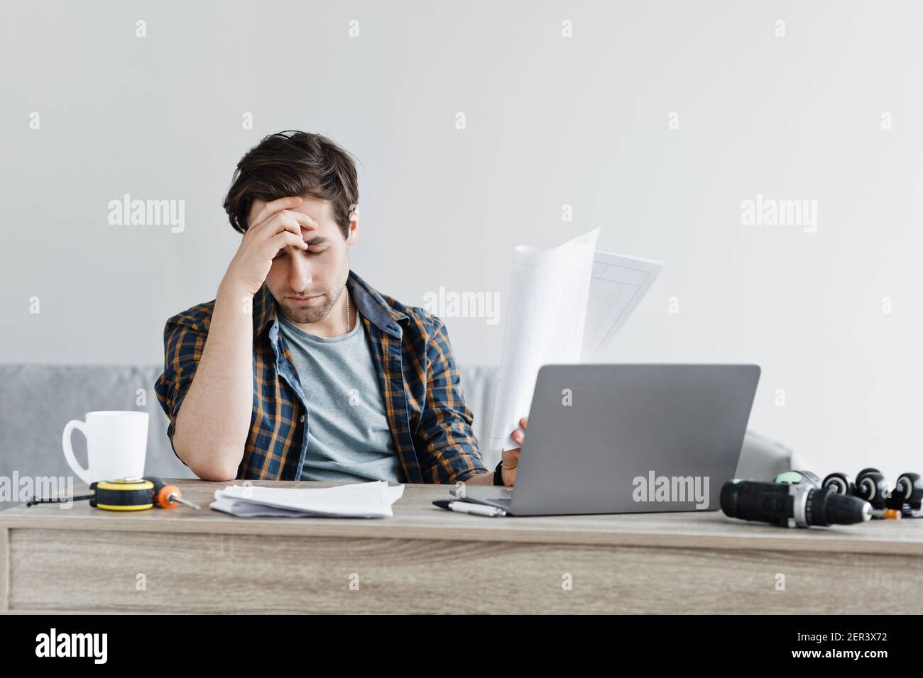 Probleme mit Anweisungen, Hausreparaturen und Möbelmontage Stockfoto