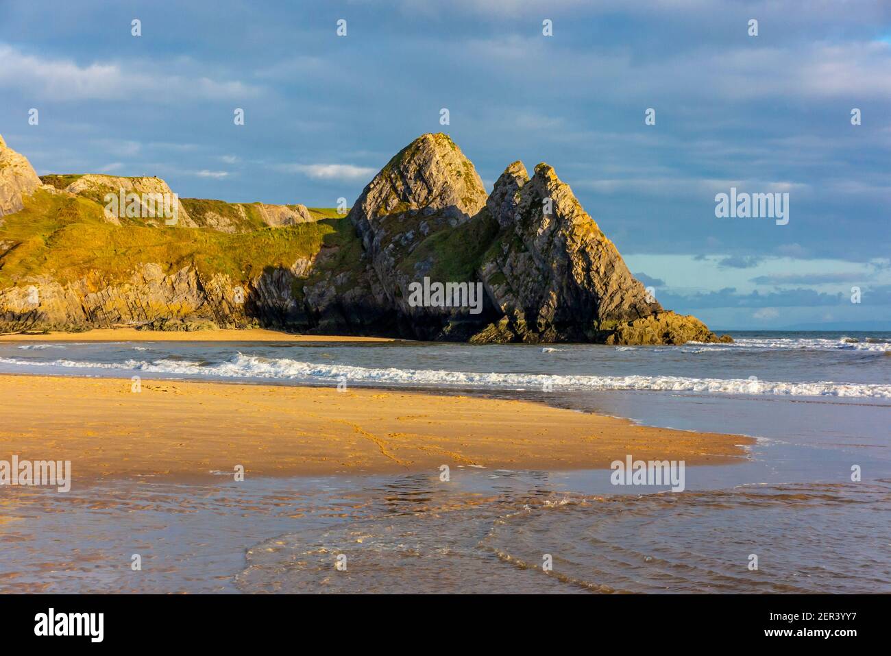 Blick auf den Sandstrand bei Three Cliffs Bay Die Südküste der Gower Halbinsel bei Swansea in Südwales, Großbritannien Stockfoto