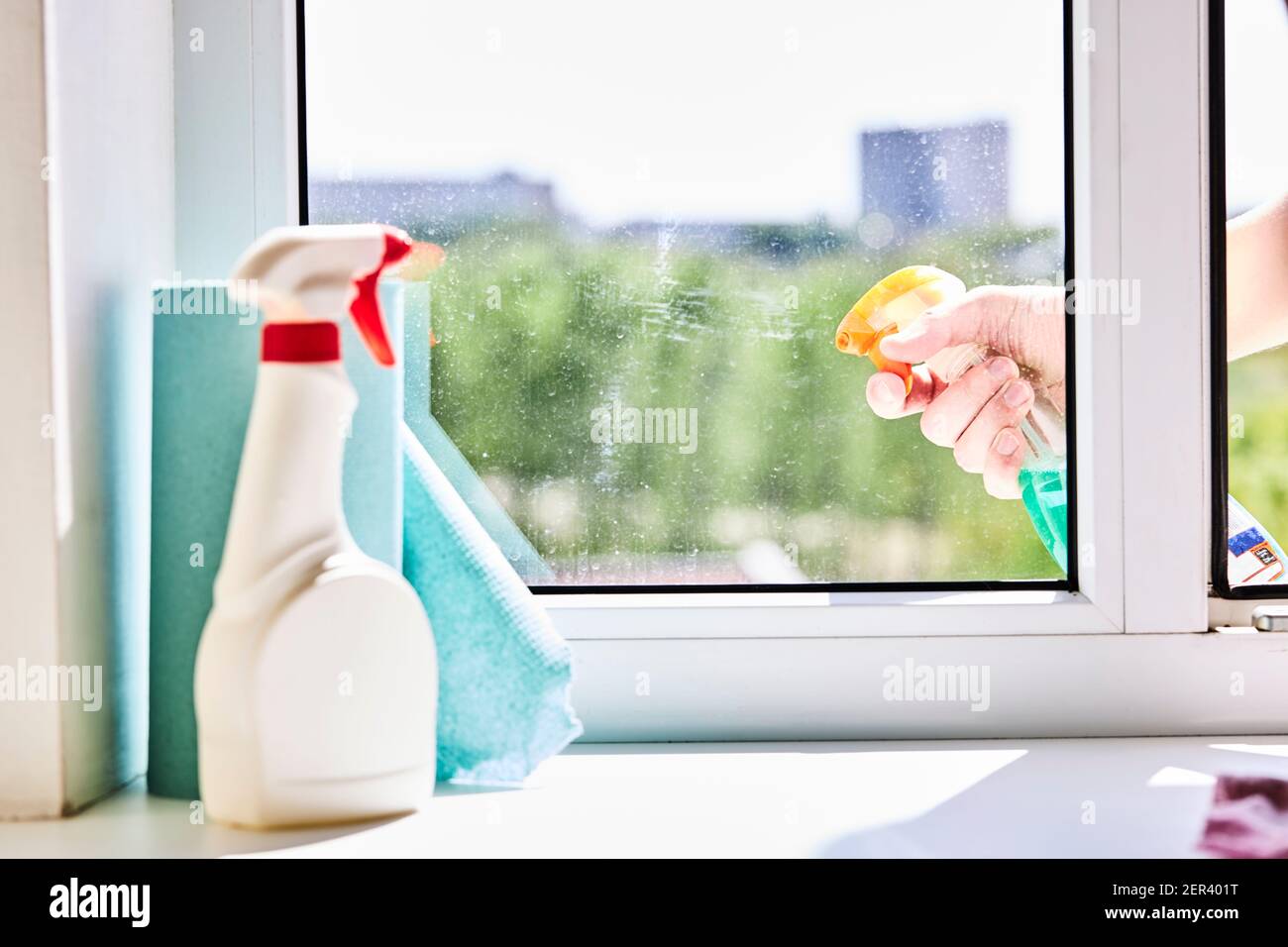 Reinigung oder Waschen schmutzigen Hausfenster mit einem chemischen Spray. Hausarbeit Reinigungskonzept Stockfoto