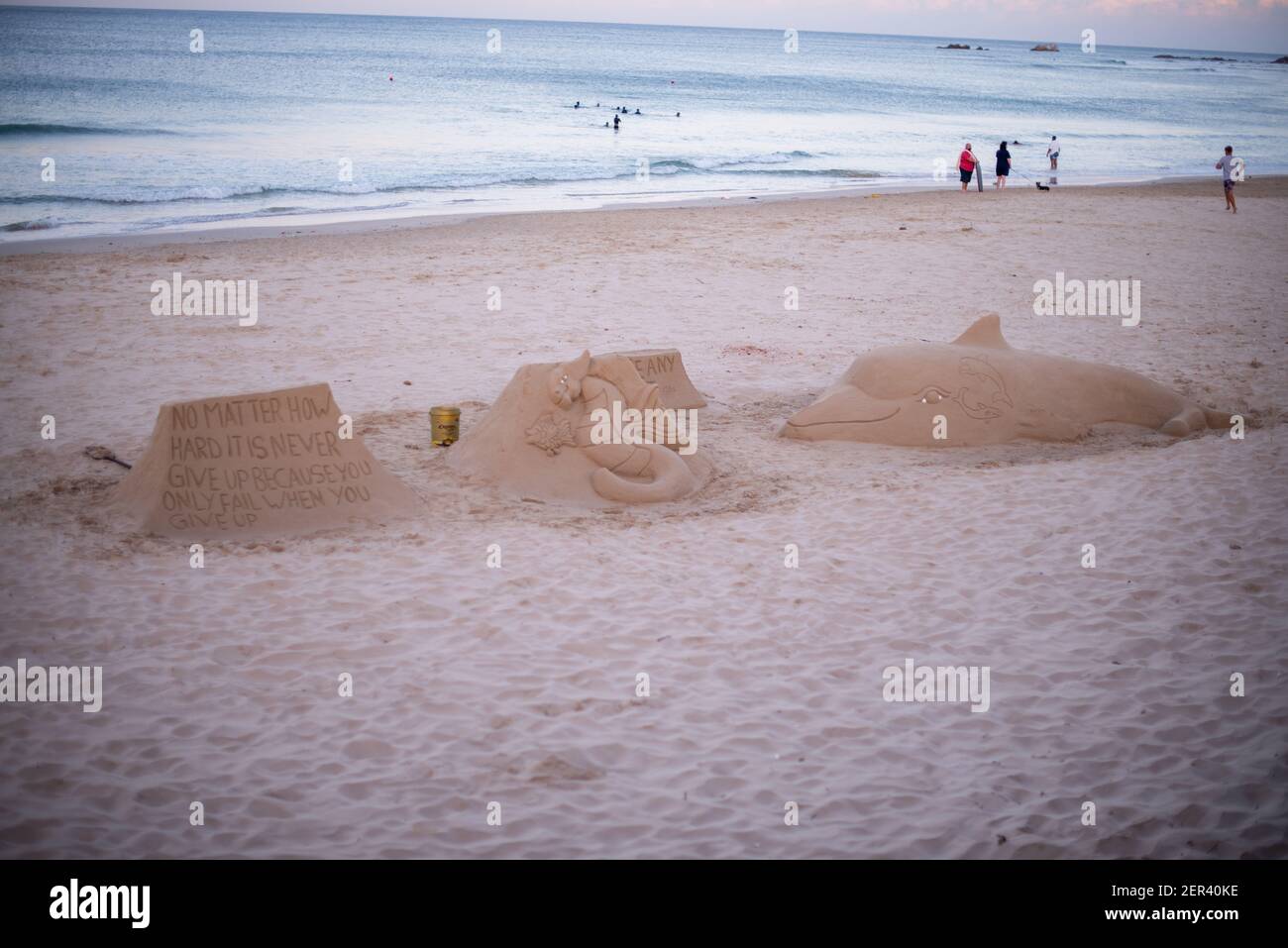 Sandburg mit Botschaft am Strand gesehen Stockfoto