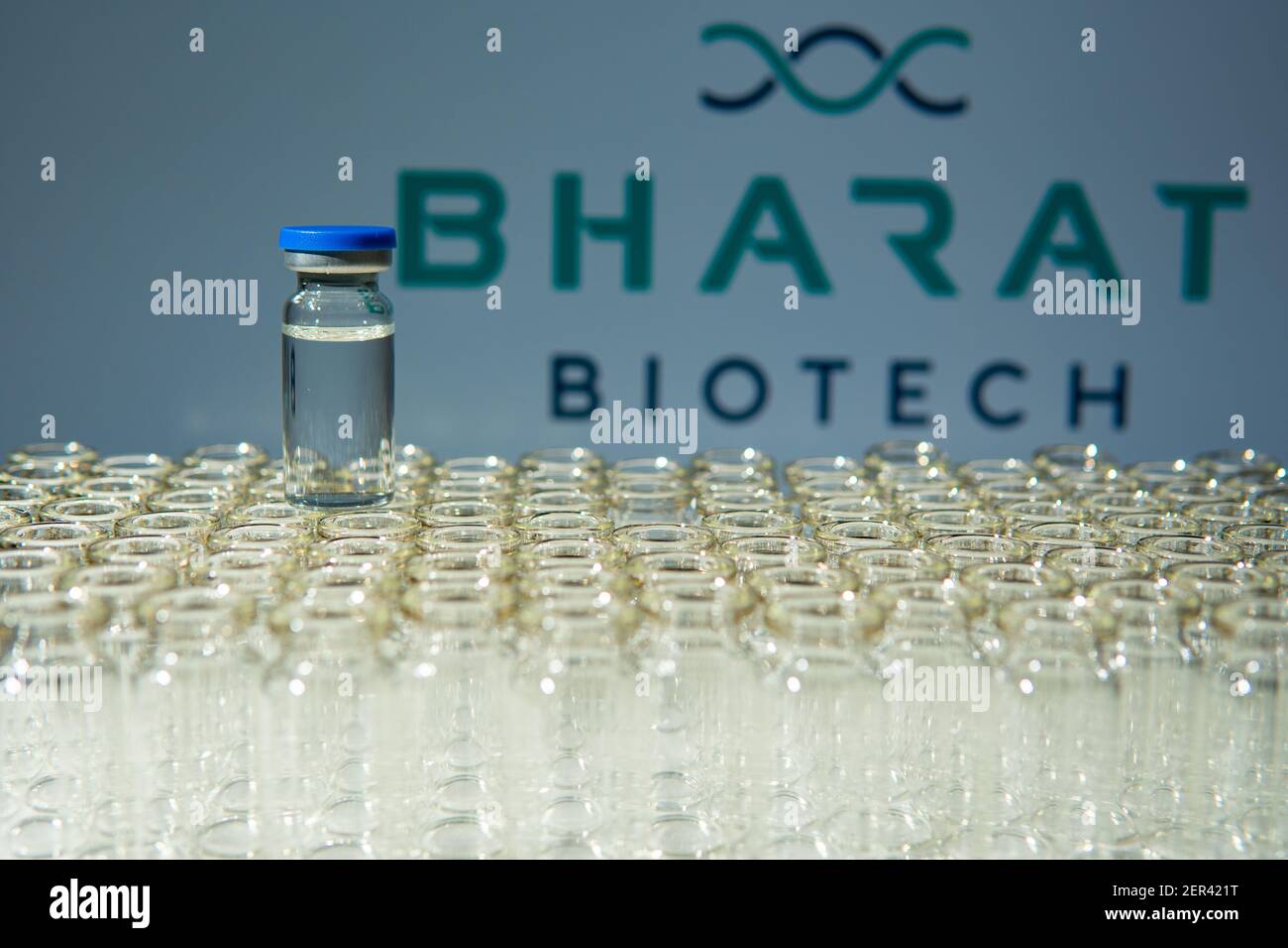 Toronto, Ontario, Kanada - 14. Februar 2021 : Bharat Biotech Name in Blur und Vials mit Impfstoff. Indisches Covid-19-Impfstoffkonzept. Flache Abt Stockfoto