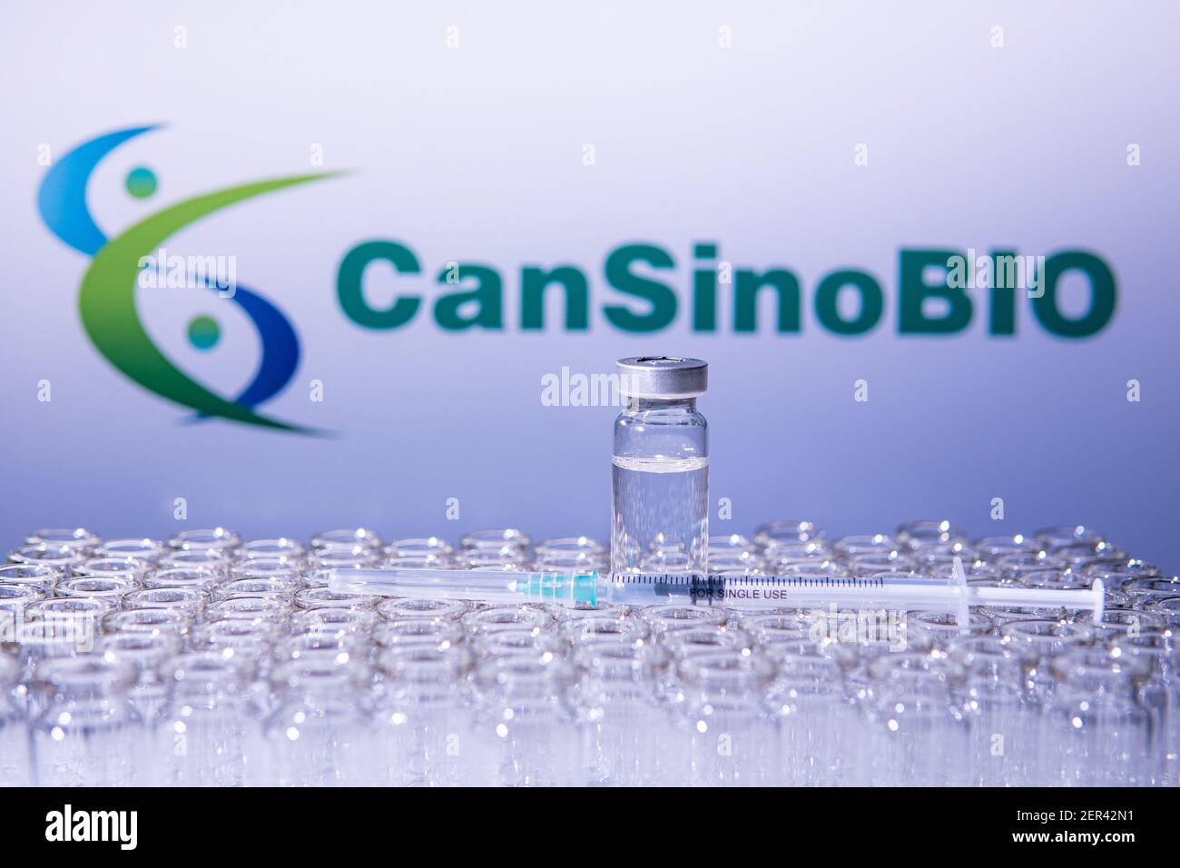 Toronto, Ontario, Kanada - 14. Februar 2021 : CanSino Biologics Chinesisches Impfstofffläschchen mit steriler Nadelspritze. Medizinische Forschung gegen Coronaviru Stockfoto