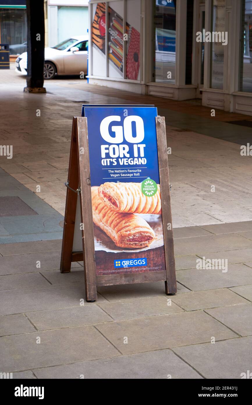 Ein A-Frame-Anschlagbrett Werbung Greggs vegane Wurstbrötchen Stockfoto