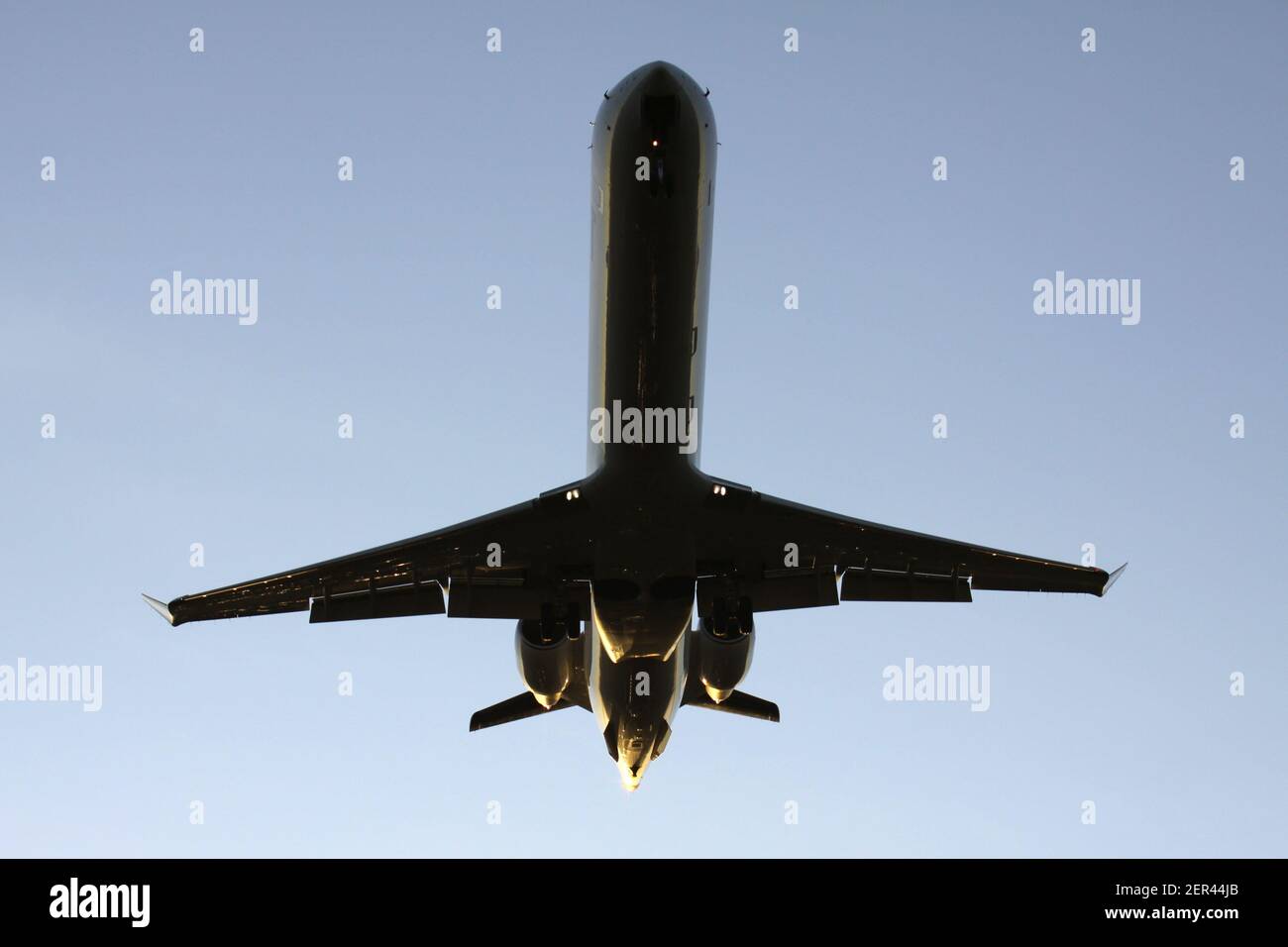 Zweimotoriger Jet auf Annäherung gegen blauen Himmel Stockfoto