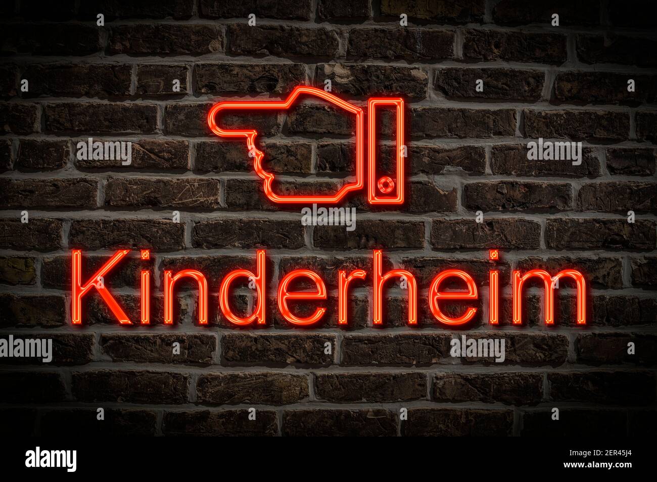 Detailfoto eines Neonschildes an einer Wand mit Die Inschrift Kinderheim (Kinderheim) Stockfoto