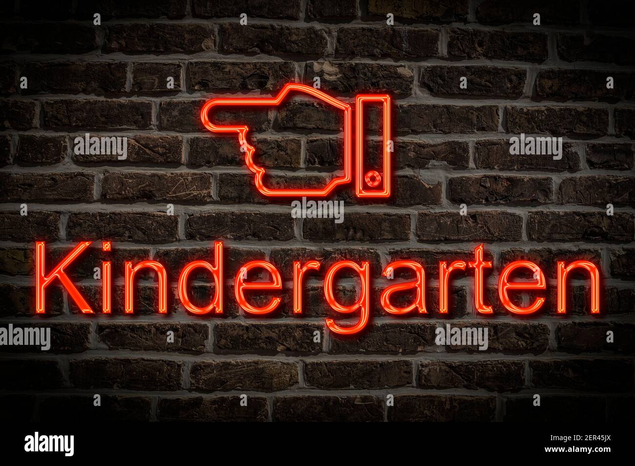 Detailfoto eines Neonschildes an einer Wand mit Die Inschrift Kindergarten Stockfoto