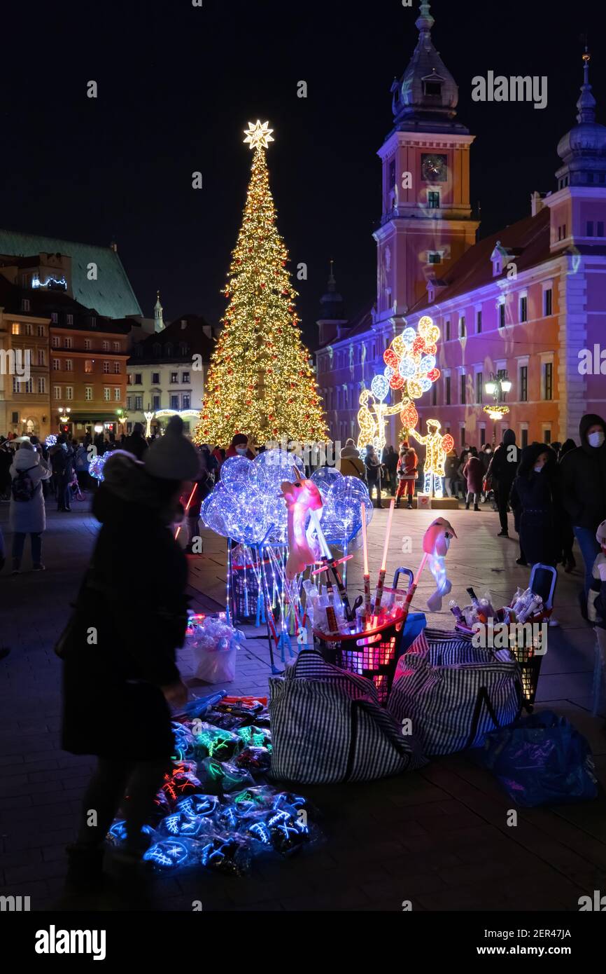LED-Lichtballons, Gadgets, lustige Lichter für Kinder in der Nacht auf dem Stadtplatz während der Weihnachtszeit, Altstadt von Warschau, Polen Stockfoto