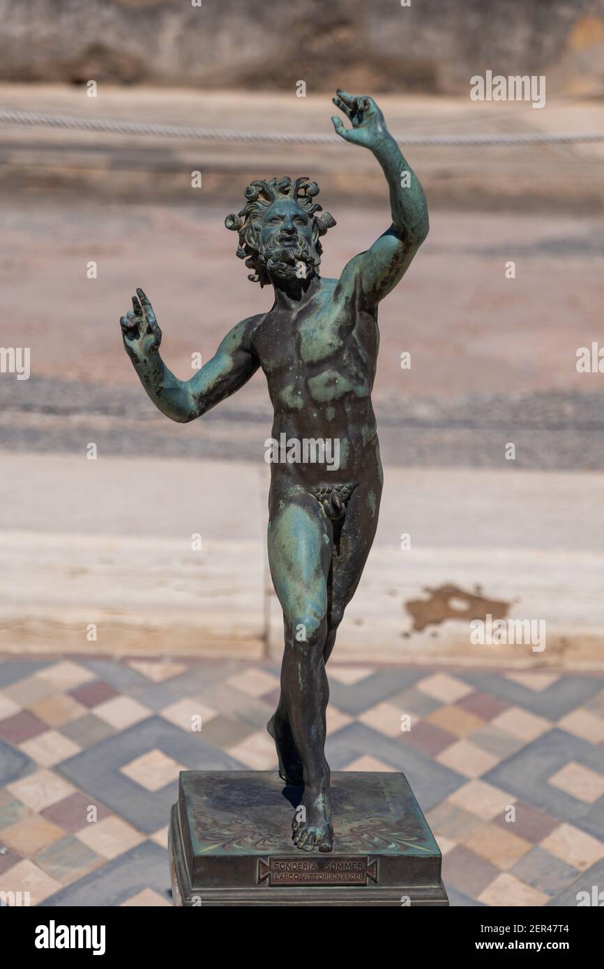 Haus des Faun (italienisch: Casa del Fauno) mit tanzender Faun-Statue im antiken Pompeji, Italien Stockfoto