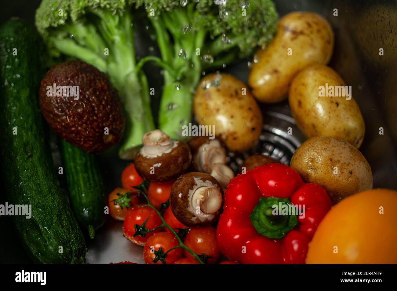 Frisch gewaschenes, nasses Bio-Gemüse aus eigener Erzeugung in der Spüle. Konzept: Hygiene, gesunde Ernährung, vegan, vegetarische Lebensweise. Stockfoto