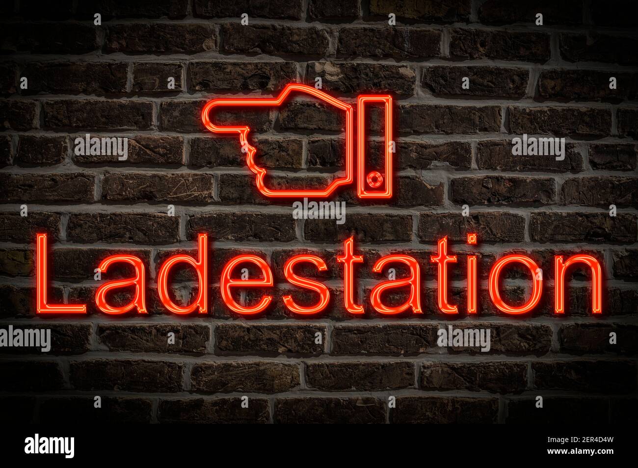 Detailfoto eines Neonschildes an einer Wand mit Die Inschrift Ladestation (Ladestation) Stockfoto