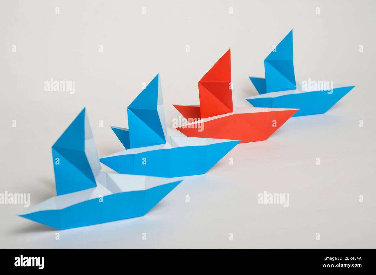 Origami-Schiff, symbolische und konzeptionelle Bilder für Führung, Wirtschaft, Finanzen und andere Stockfoto