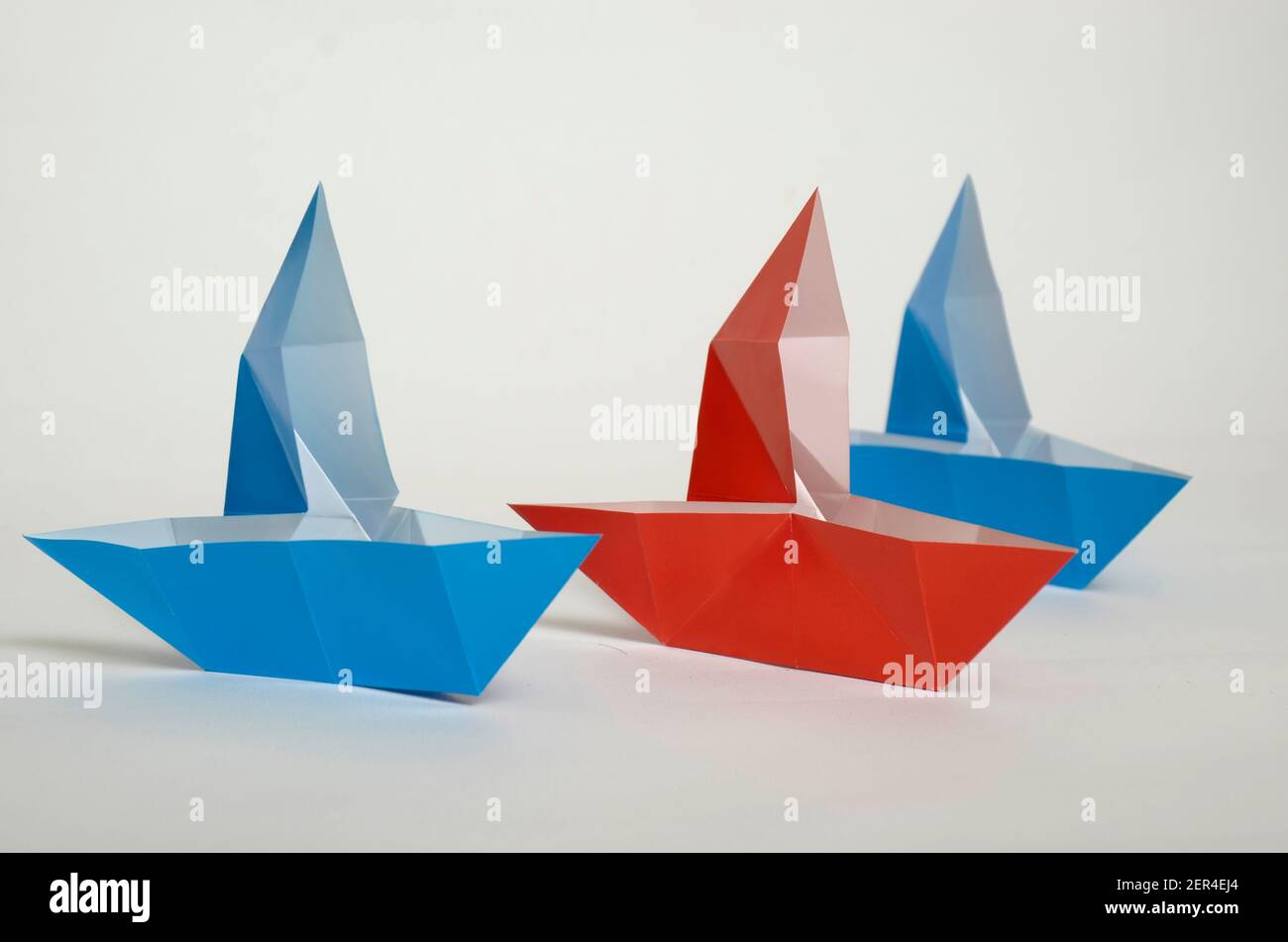 Origami-Schiff, symbolische und konzeptionelle Bilder für Führung, Wirtschaft, Finanzen und andere Stockfoto