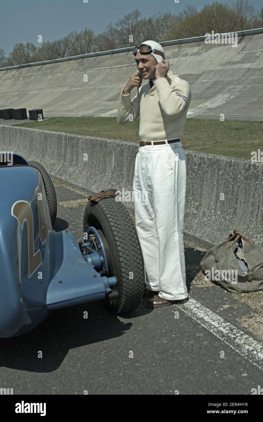 Vorbereitung auf das Rennen mit 1932 Graham 8 Lucenti Indy Auto beim Montlhery Revival , Linas , Frankreich Stockfoto
