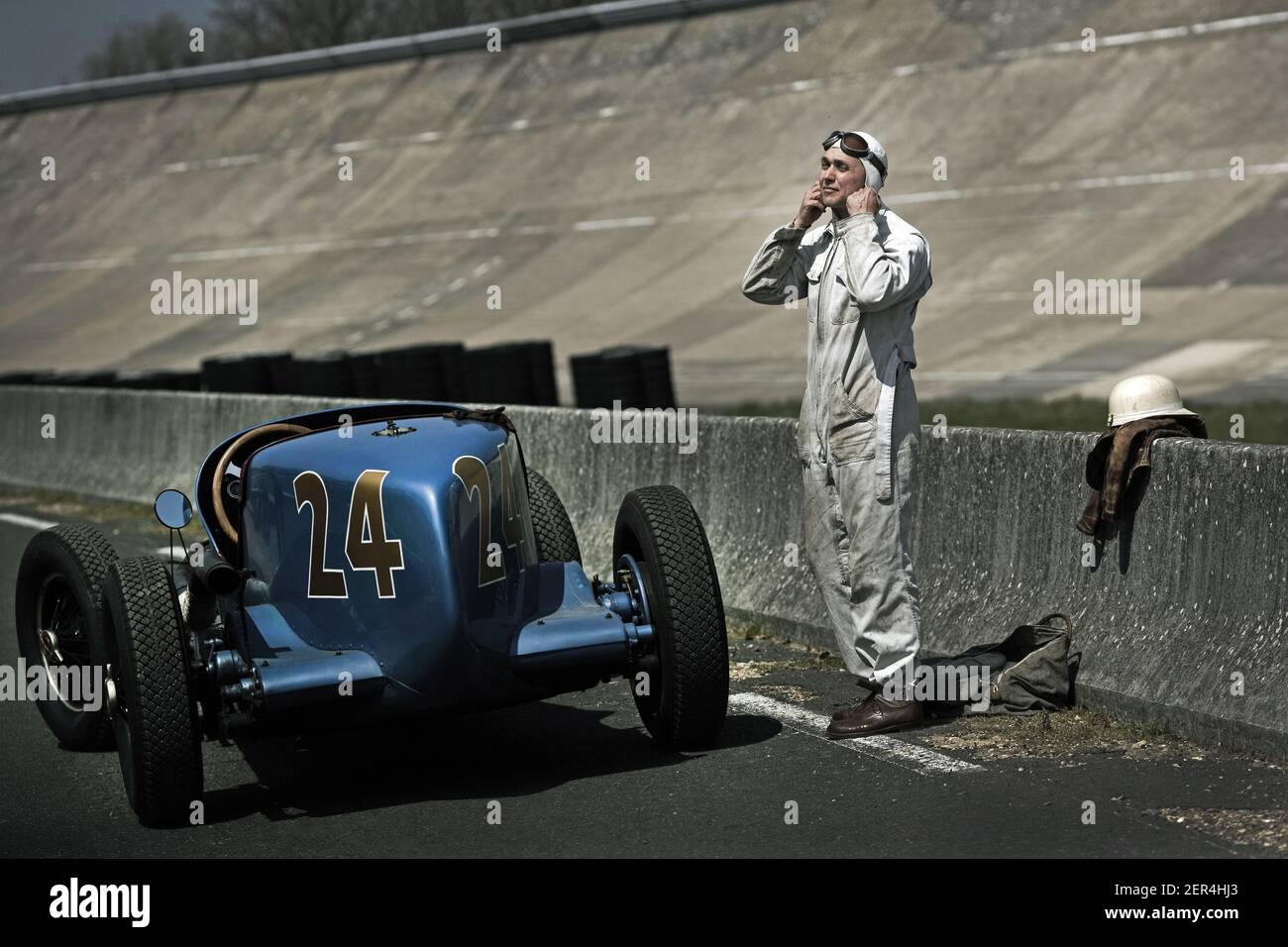 Vorbereitung auf das Rennen mit 1932 Graham 8 Lucenti Indy Auto beim Montlhery Revival , Linas , Frankreich Stockfoto