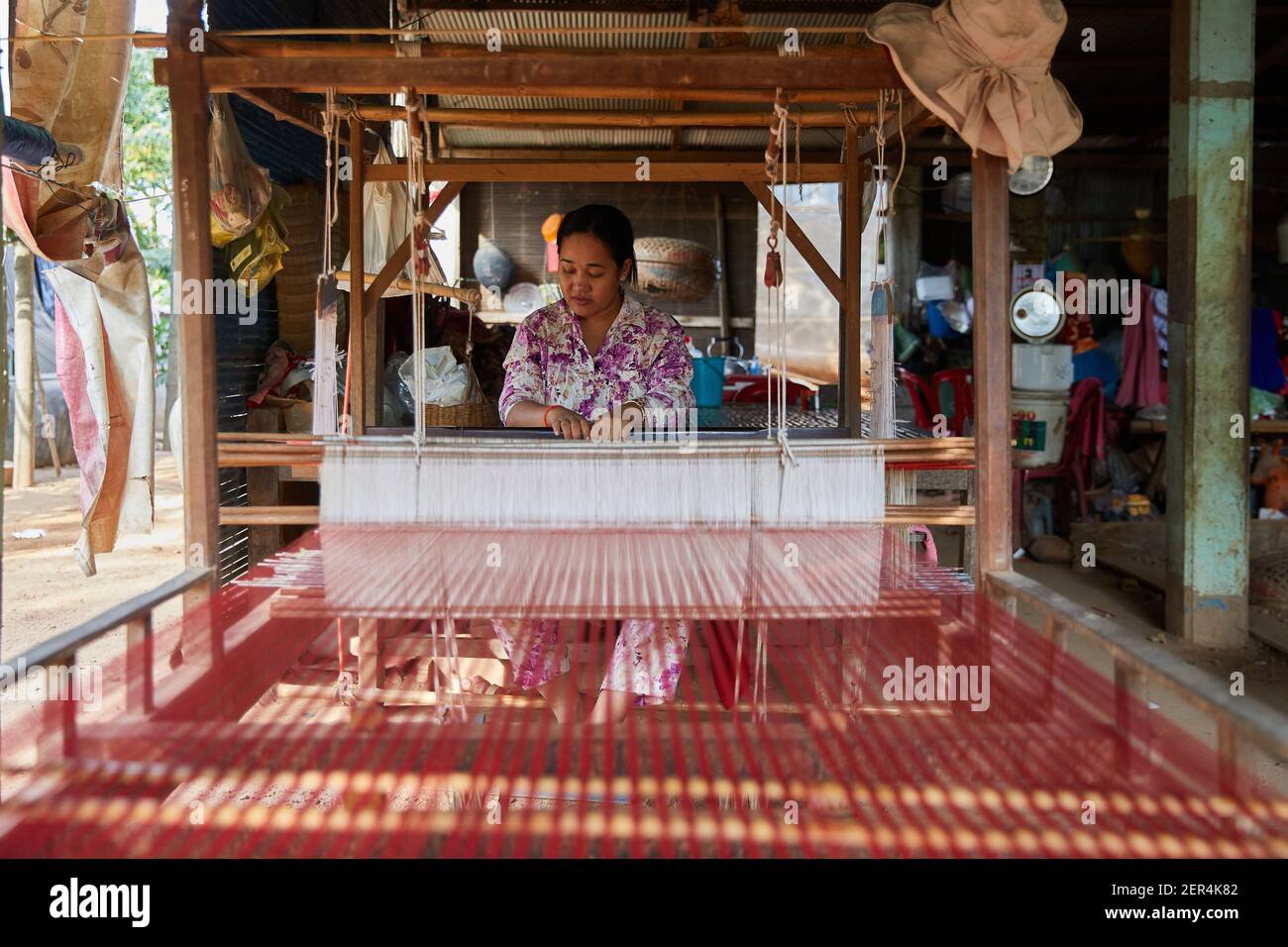 Traditionelle Seidenweberei auf Kao Dach, einer Insel im Mekong bei Phnom Penh, Kambodscha, Indochina Stockfoto