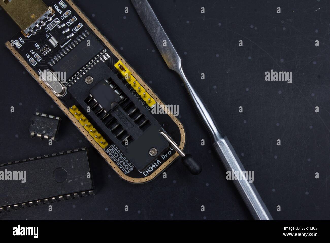 Programmierer mit eingestecktem Mikrochip-Speicher. Reparatur der Radioelektronik Stockfoto